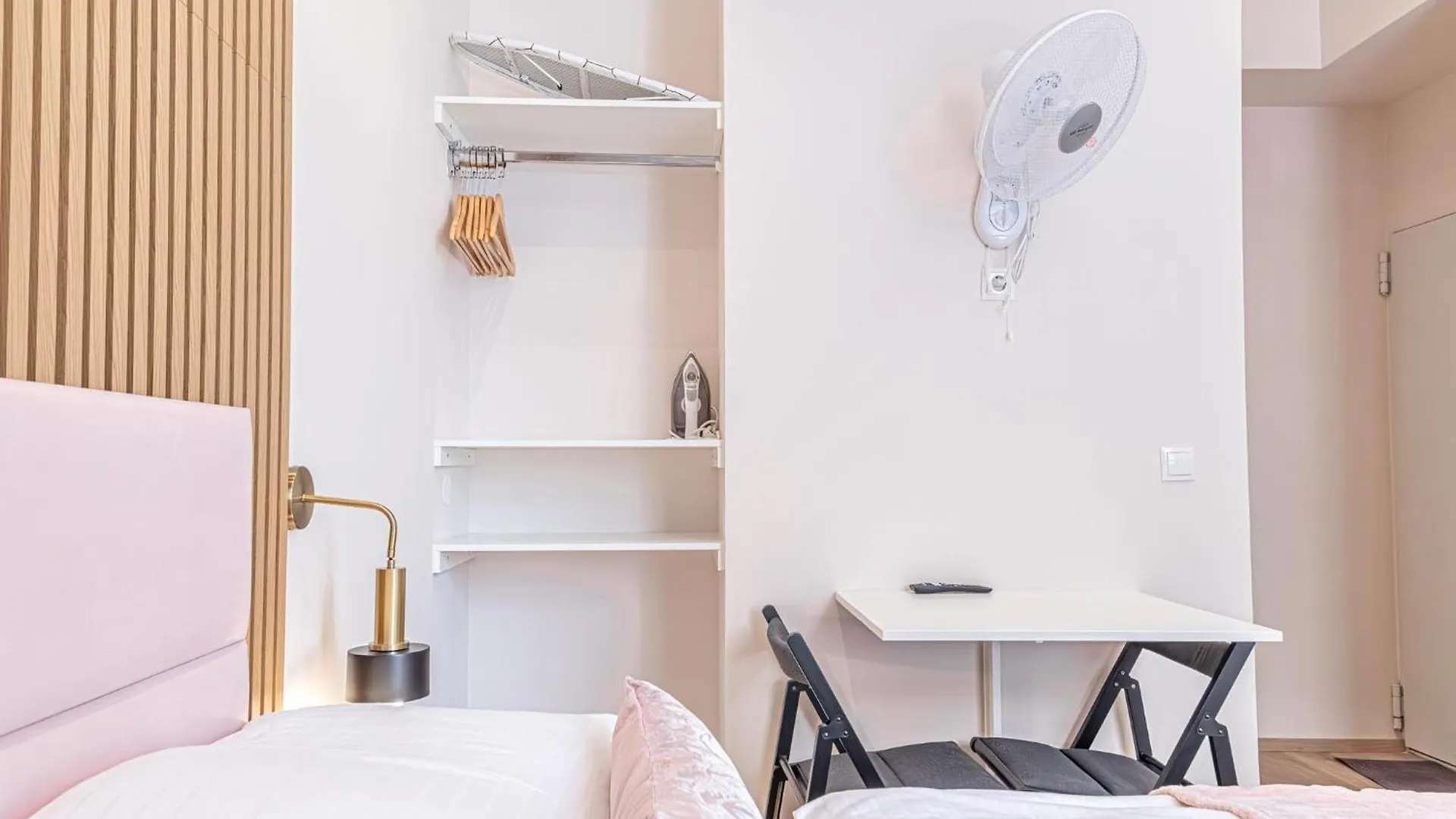 Wiener Stadthalle Boutique Rooms - Ideal For Couples Apartment