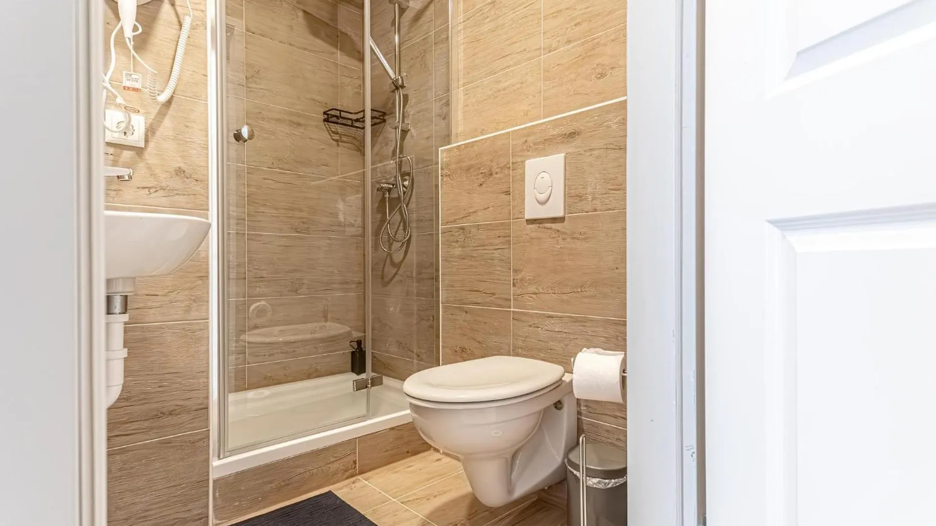 Wiener Stadthalle Boutique Rooms - Ideal For Couples