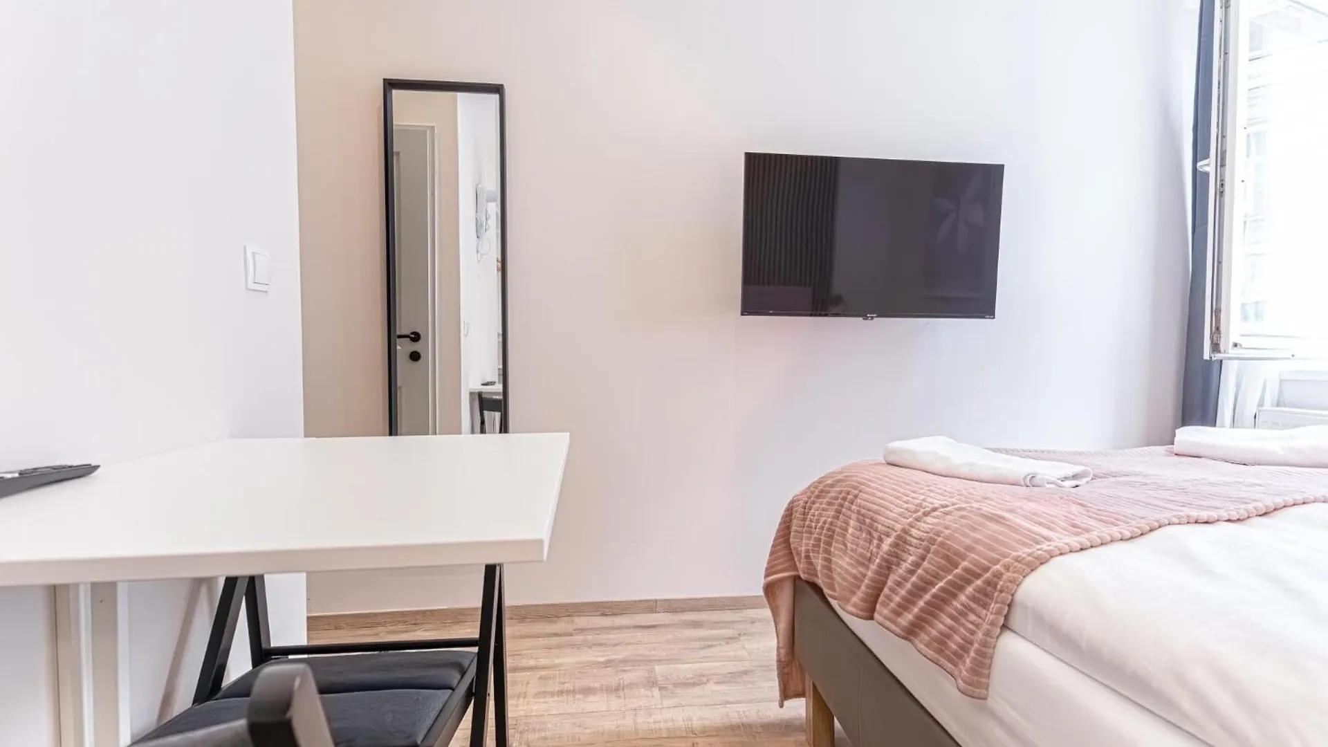 Wiener Stadthalle Boutique Rooms - Ideal For Couples Apartment