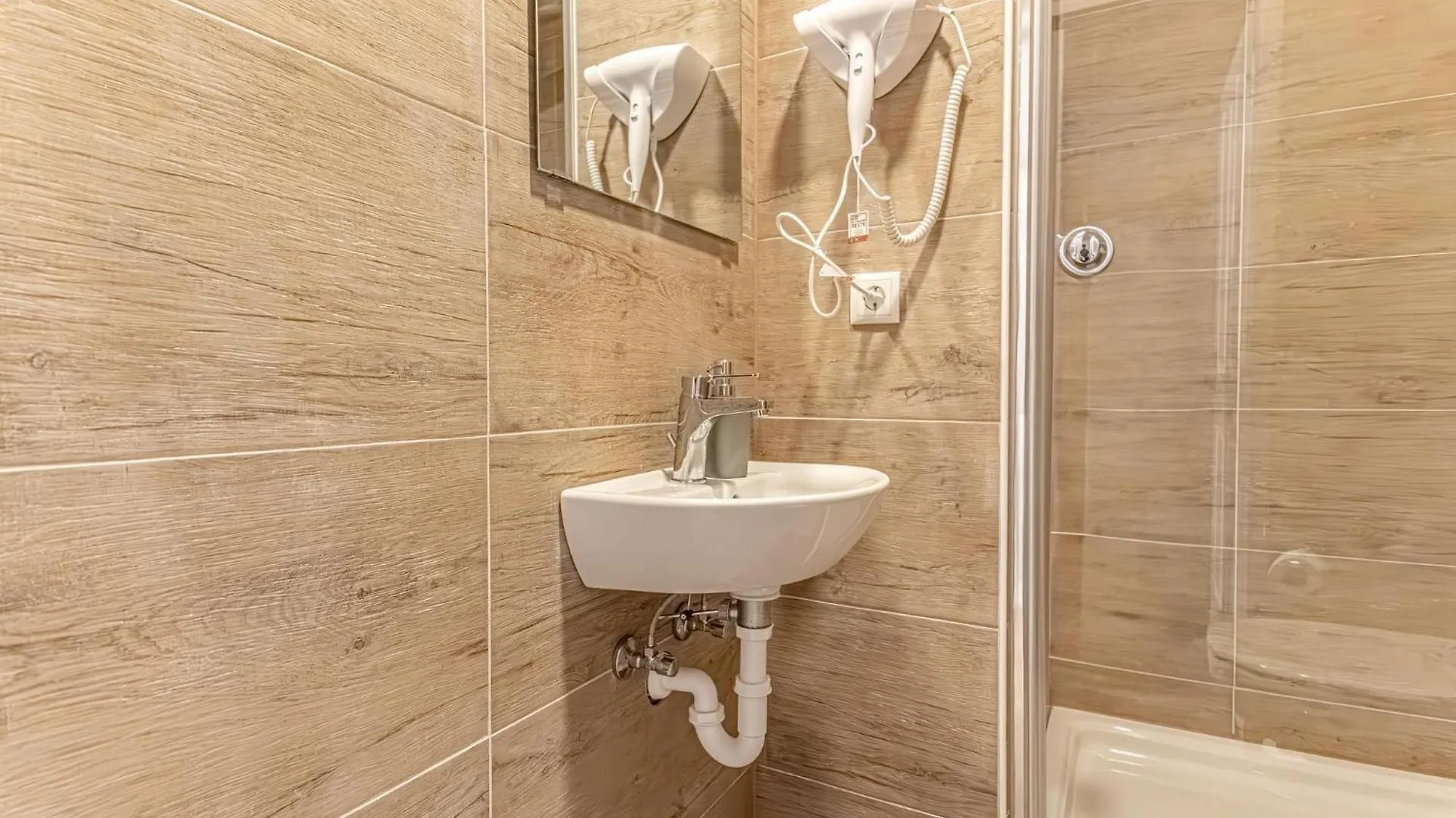 Wiener Stadthalle Boutique Rooms - Ideal For Couples 0*, Vienna