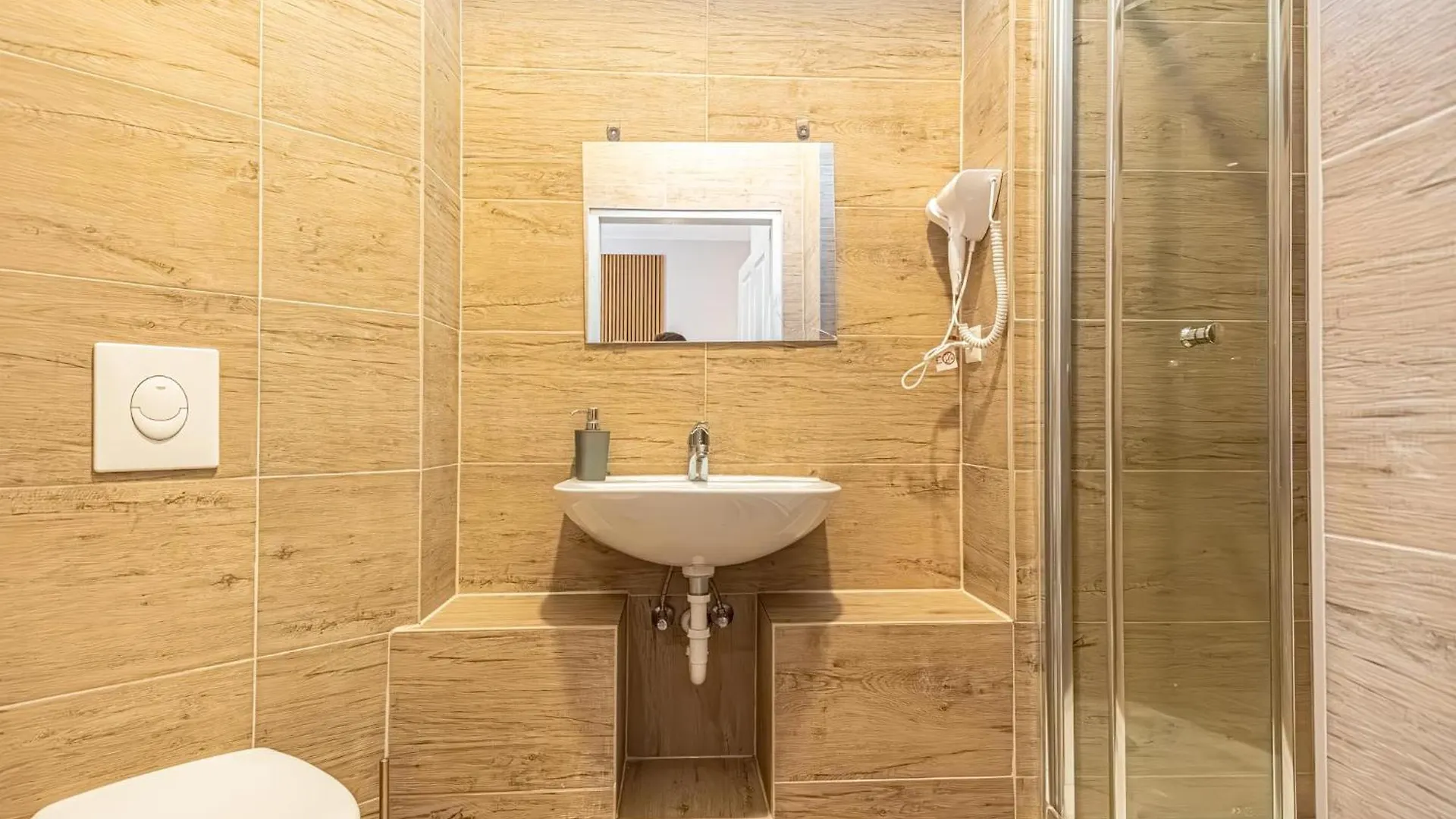 Wiener Stadthalle Boutique Rooms - Ideal For Couples Apartment